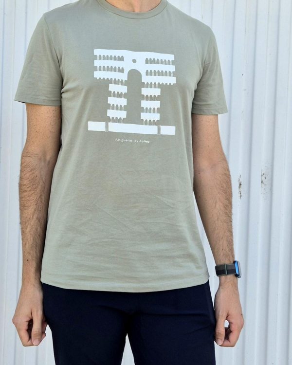 Camiseta verde salvia con la fachada del edificio de Serrano 69 serigrafiada en blanco