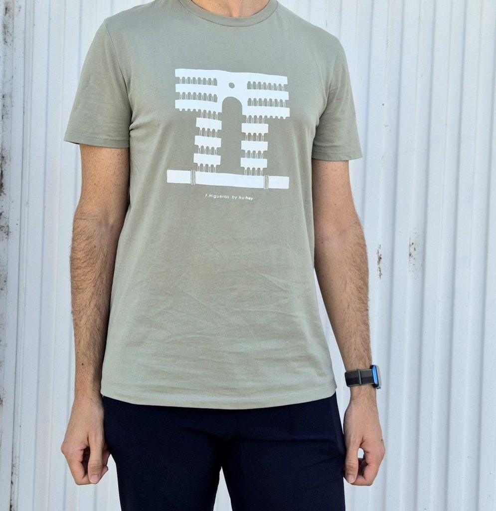 Camiseta verde salvia con la fachada del edificio de Serrano 69 serigrafiada en blanco