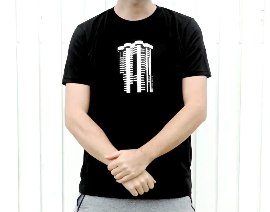 Camiseta negra con la silueta de Torres Blancas serigrafiada en blanco
