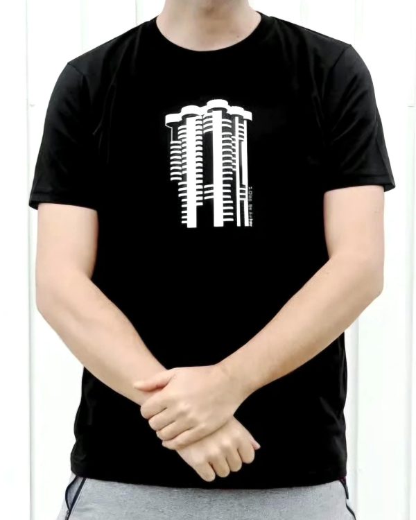 Camiseta negra con la silueta de Torres Blancas serigrafiada en blanco