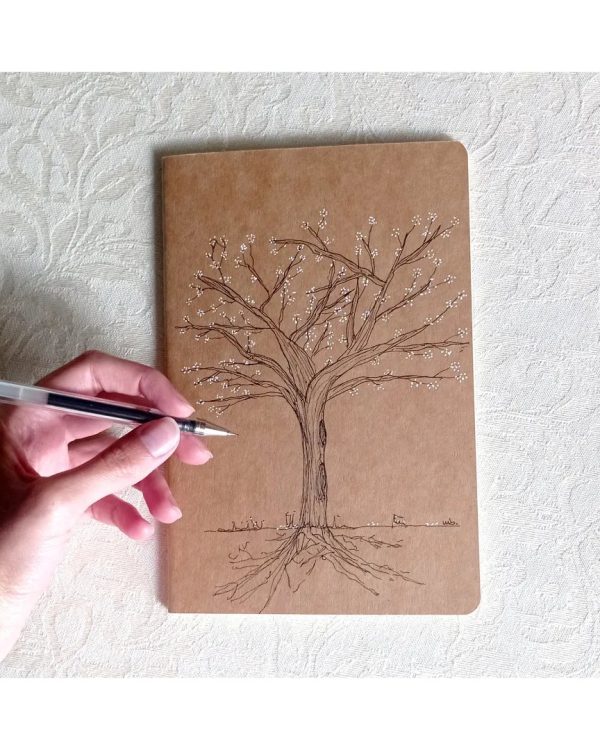 Libreta A5 de kraft con un árbol de la vida dibujado a mano