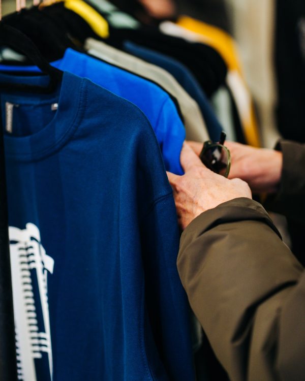 Sudadera Torres Blancas en azul tinta colgada en un perchero